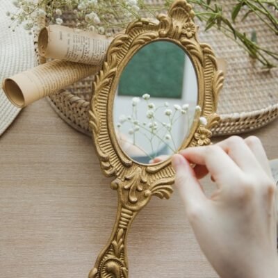 مرايا بيضاويه بالطول ذهبية بمسكة فكتوريا
