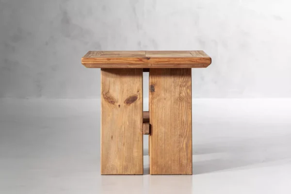 طاولة خدمة جانبية مربعة من الخشب الطبيعي الصلب بسطح باركيه وقوائم مائلة بتصميم ووابي سابي (60x60 سم)
